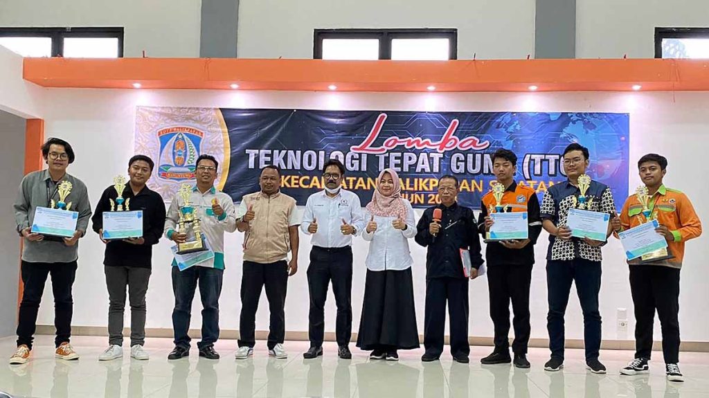 Muhamad Abda Yurid (dua dari kanan) beserta para pemenang menerima penghargaan Juara Lomba TTG Balikpapan Selatan, Rabu (22/2/2023). Foto: Istimewa
